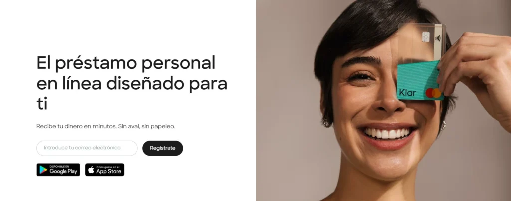Página oficial de préstamos Klar con el préstamo personal en línea y la tarjeta Klar sostenida por una usuaria